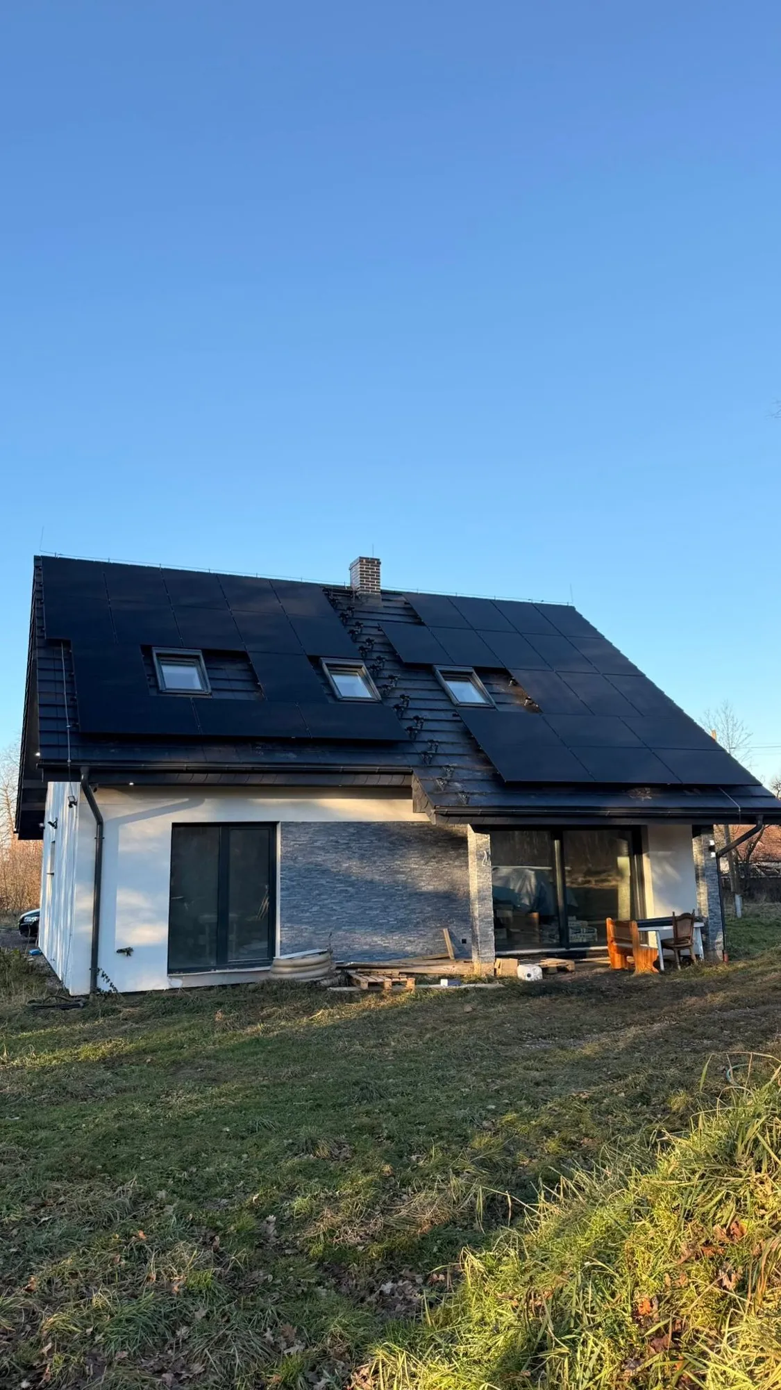 Dom off-grid 14,85 kWp – hybryda off-grid