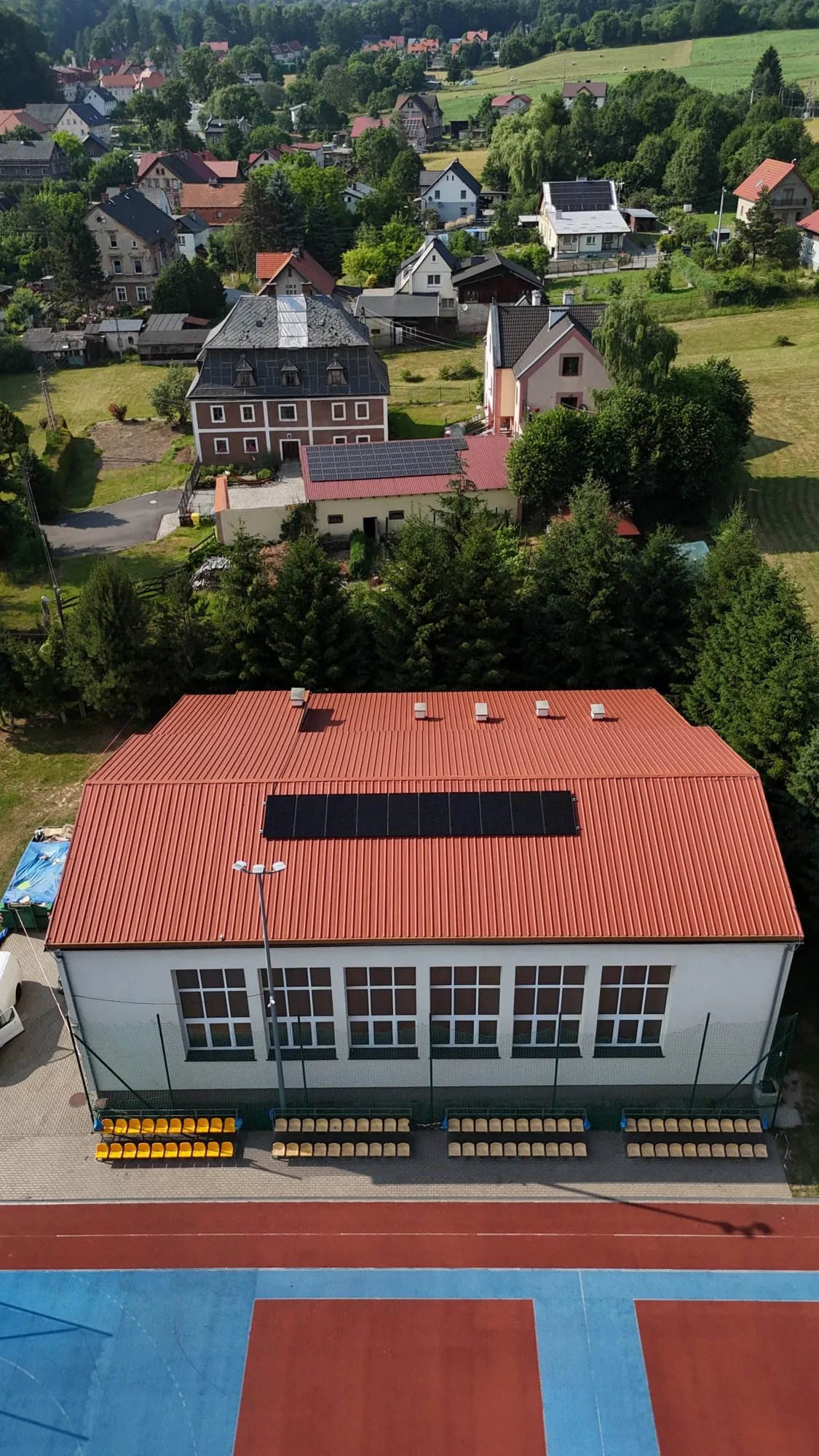 Hala gimnastyczna, Jugów – instalacja hybrydowa
